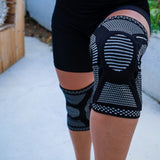 Knee pads with splints