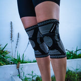 Knee pads with splints